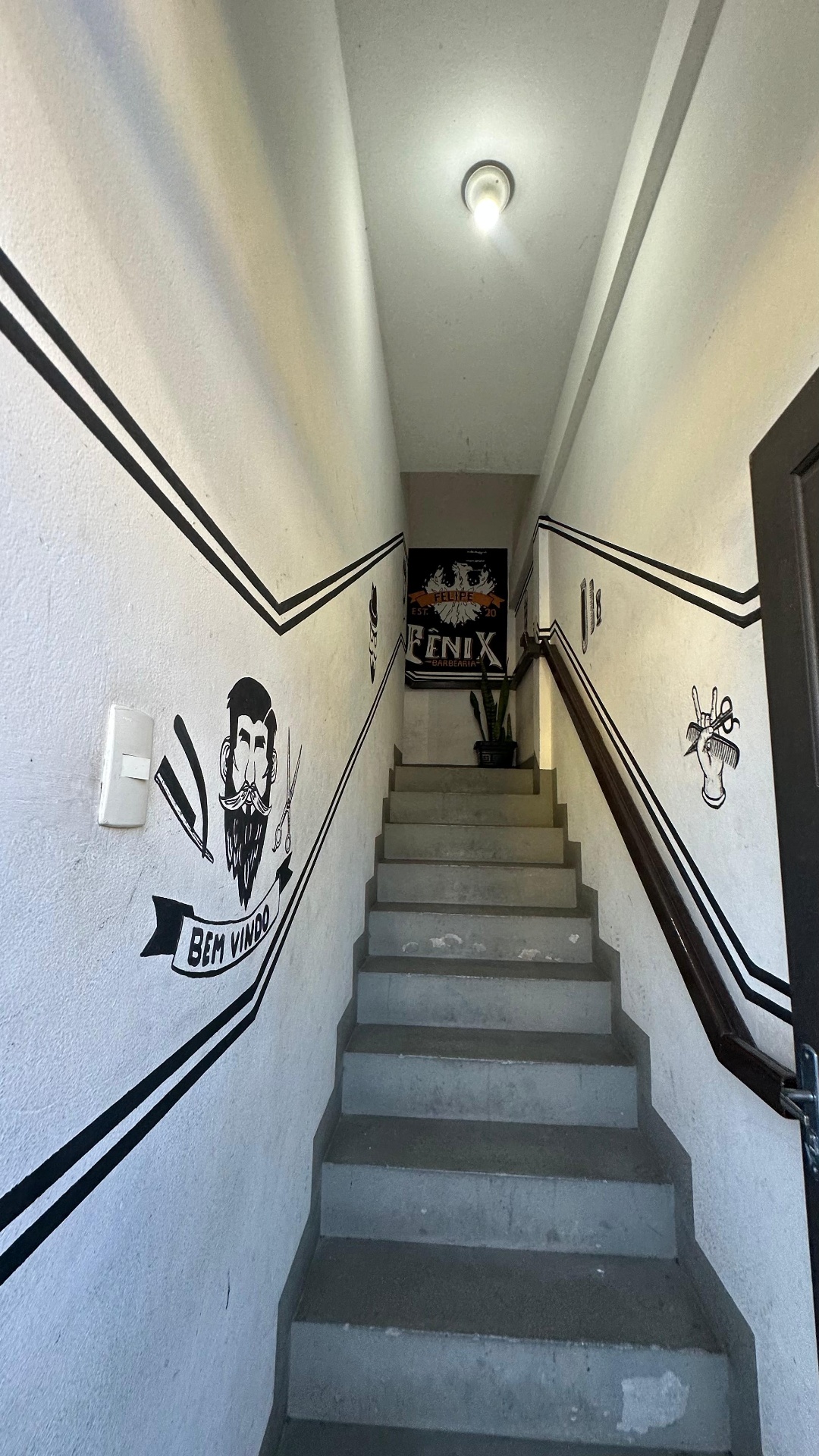 Escadaria de acesso à Fênix Barbearia